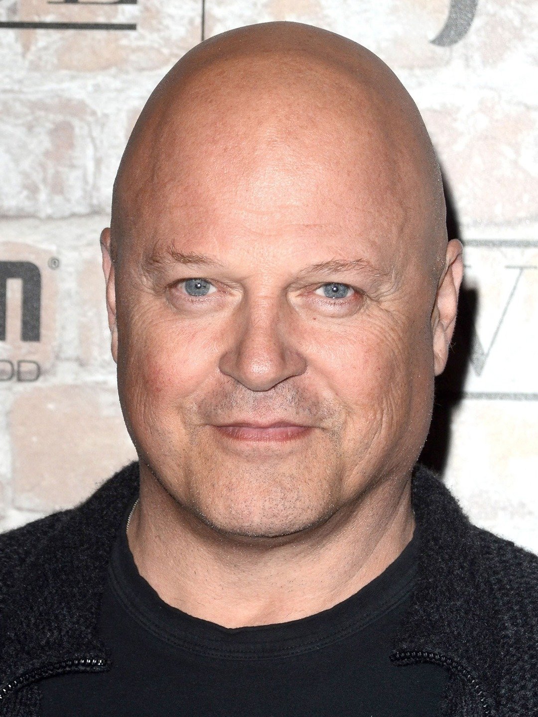 How tall is Michael Chiklis?